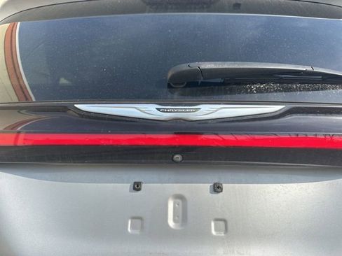 Used 2023 Chrysler Pacifica Touring-L image 14