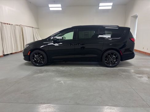New 2026 Chrysler Pacifica Select image 5