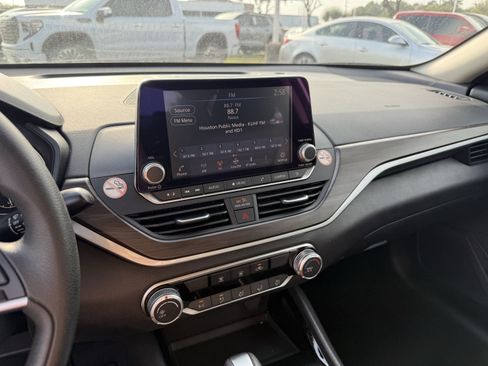 Used 2024 Nissan Altima 2.5 SV image 19