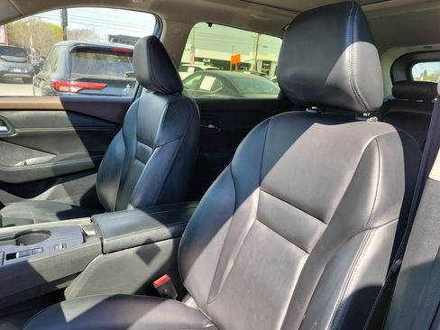 Used 2023 Nissan Rogue SV w/ SV Premium B Package image 17