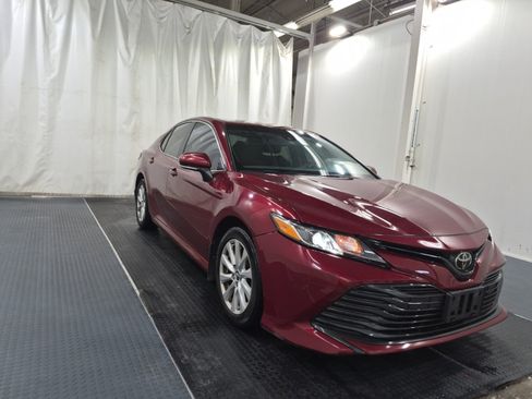 Used 2018 Toyota Camry LE FWD image 5