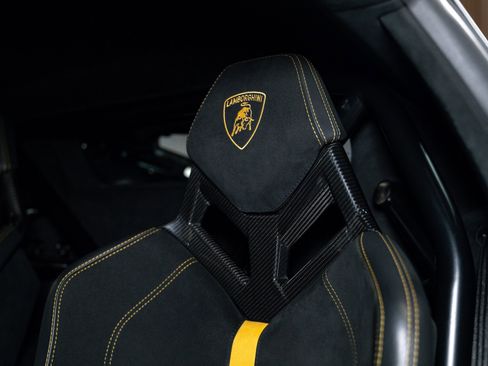 Used 2018 Lamborghini Huracan Performante AWD/4WD image 18
