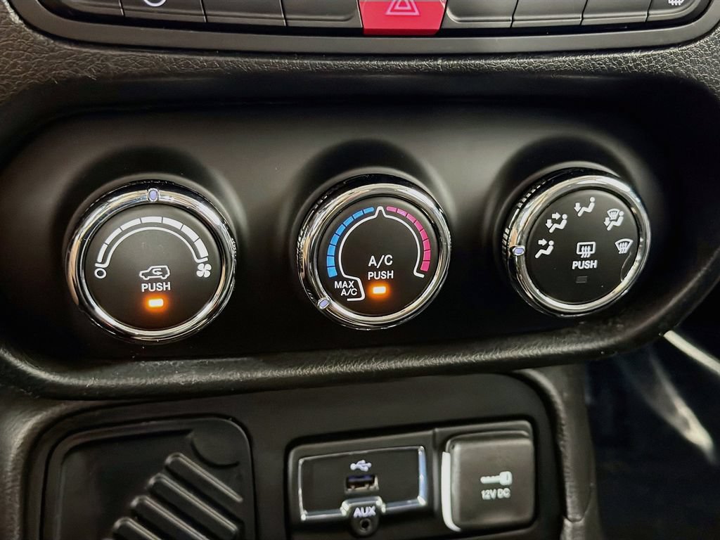 Used 2015 Jeep Renegade Latitude w/ Cold Weather Group II FWD image 14