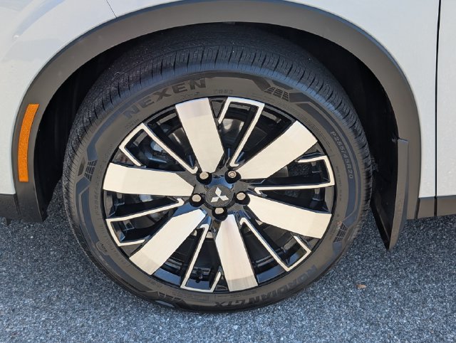 Used 2025 Mitsubishi Outlander SE FWD image 13