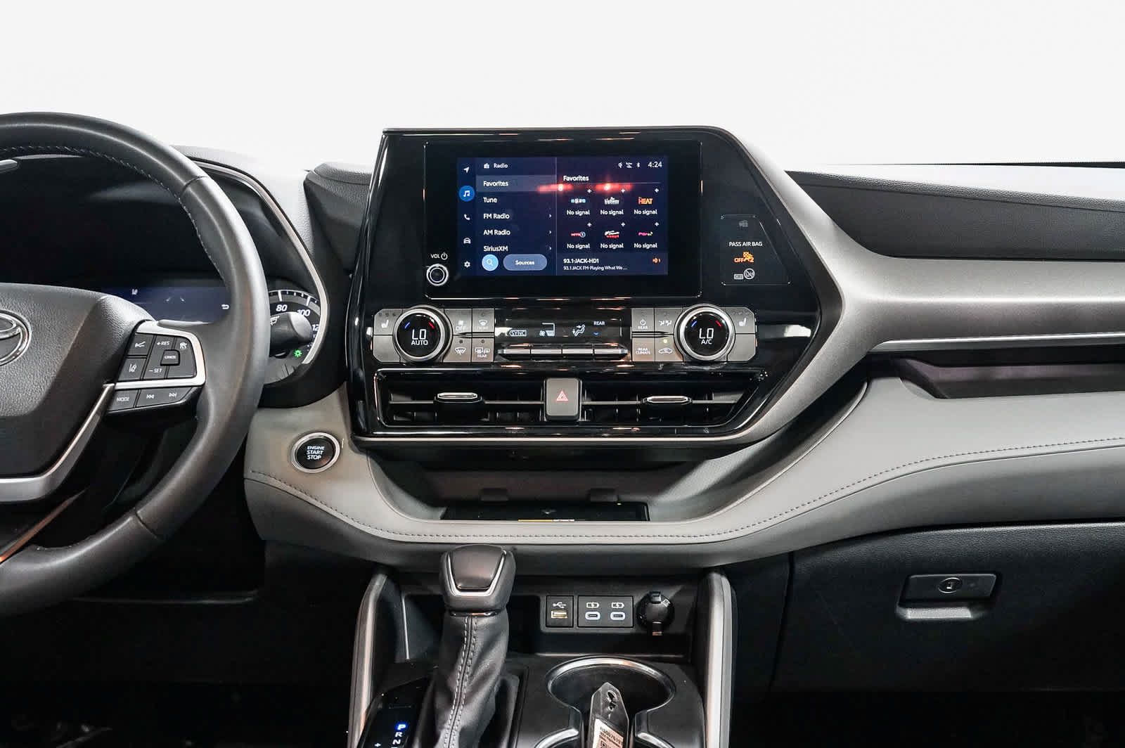 Used 2024 Toyota Highlander XLE AWD/4WD image 13