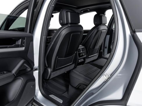 Used 2024 Porsche Cayenne image 48