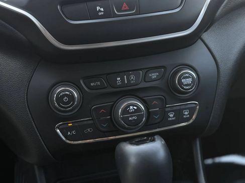 Used 2020 Jeep Cherokee Latitude Plus AWD/4WD image 32