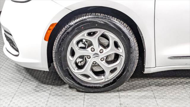 Used 2023 Chrysler Pacifica Limited FWD image 37