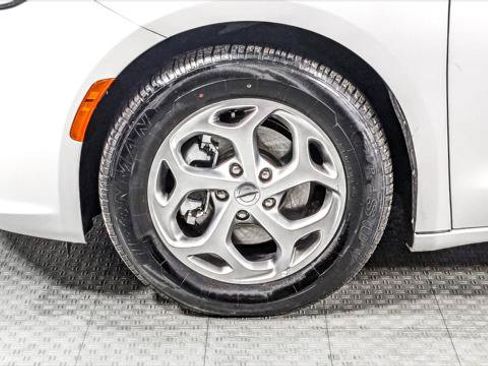 Used 2023 Chrysler Pacifica Limited FWD image 37