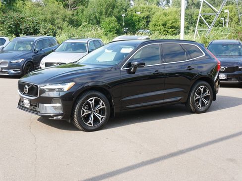 Used 2022 Volvo XC60 B5 Momentum w/ Climate Package AWD/4WD image 3
