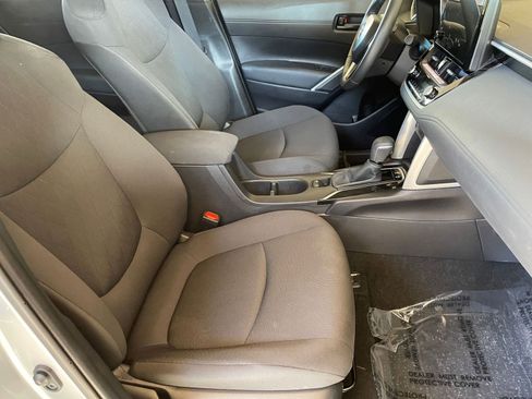 Used 2025 Toyota Corolla Cross LE image 34