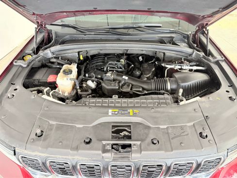 Used 2024 Jeep Grand Cherokee Laredo AWD/4WD image 12