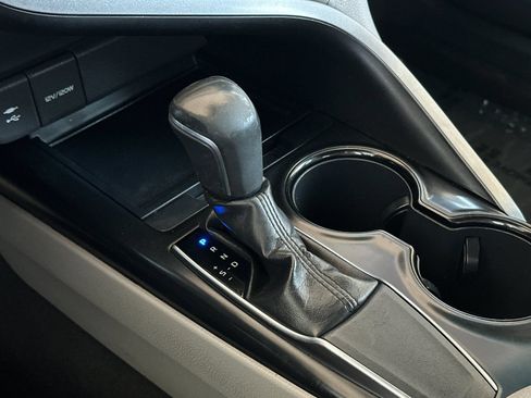 Used 2019 Toyota Camry SE FWD image 18