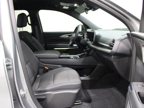 Used 2025 Chevrolet Traverse LT w/ Driver Confidence Package FWD image 28