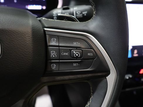 Certified 2023 Jeep Grand Cherokee Limited w/ Black Appearance Package AWD/4WD image 30