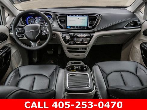 Used 2024 Chrysler Pacifica Touring-L AWD/4WD image 44
