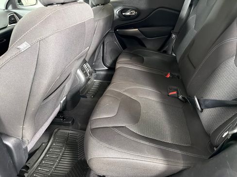 Used 2020 Jeep Cherokee Latitude w/ Cold Weather Group FWD image 19