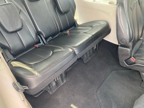 Used 2023 Chrysler Pacifica Touring-L FWD image 24