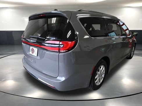 Used 2022 Chrysler Pacifica Touring-L FWD image 5