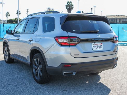 Used 2025 Honda Pilot Sport image 7