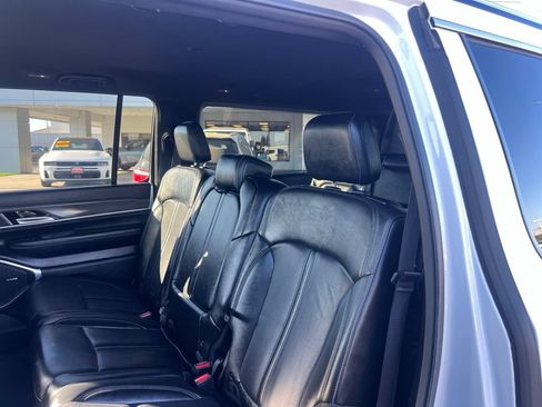 Used 2024 Jeep Wagoneer L Series II RWD image 31