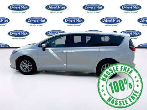 Used 2023 Chrysler Pacifica Touring-L FWD image 3