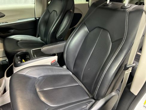 Used 2023 Chrysler Pacifica Touring-L FWD image 16