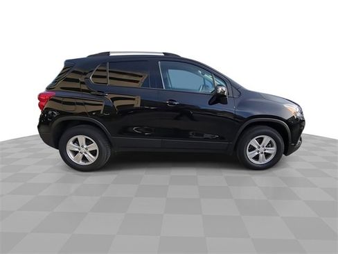 Used 2022 Chevrolet Trax LT w/ LT Convenience Package image 9