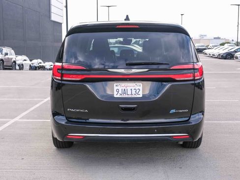 Used 2023 Chrysler Pacifica Touring-L FWD image 5