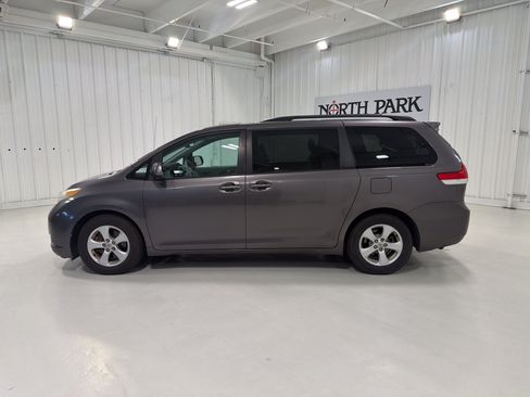 Used 2012 Toyota Sienna LE FWD image 2