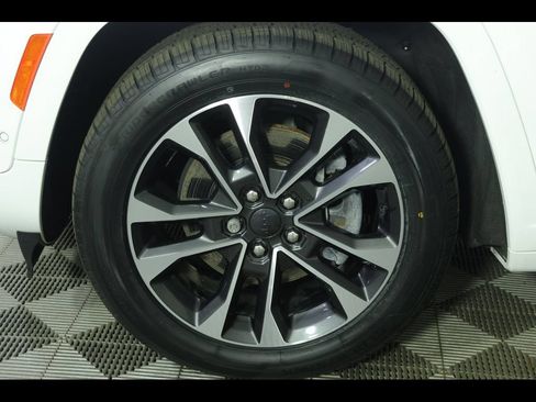 Used 2023 Jeep Grand Cherokee L Overland w/ Luxury Tech Group IV AWD/4WD image 5