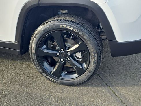 Used 2024 Jeep Grand Cherokee Altitude image 11