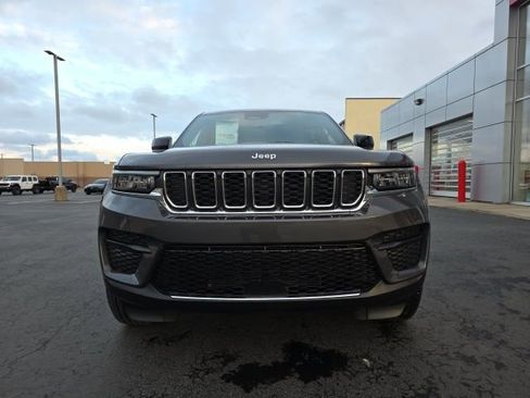 Used 2025 Jeep Grand Cherokee Laredo X AWD/4WD image 2