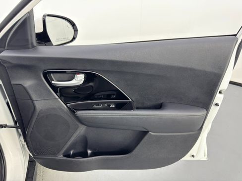 Used 2019 Kia Niro EX image 40