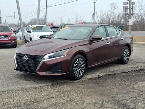 Used 2023 Nissan Altima 2.5 SV w/ SV Premium Package image 3