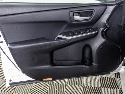 Used 2017 Toyota Camry SE image 30