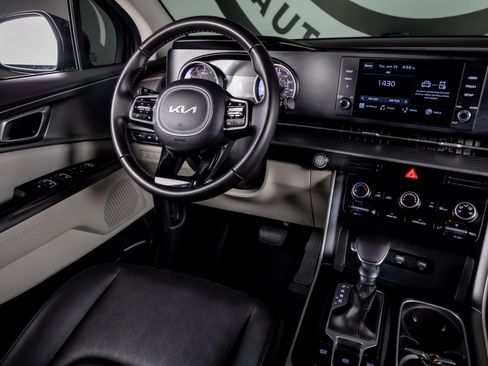 Used 2023 Kia Carnival LX FWD image 7