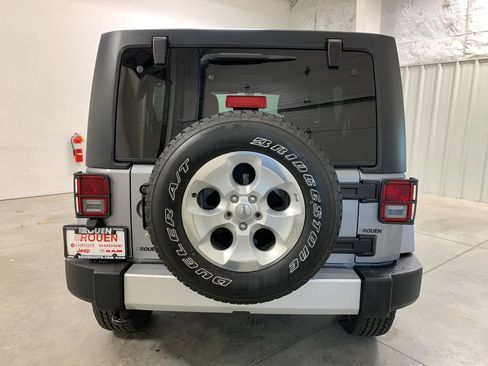 Used 2015 Jeep Wrangler Unlimited Sahara w/ Connectivity Group AWD/4WD image 7