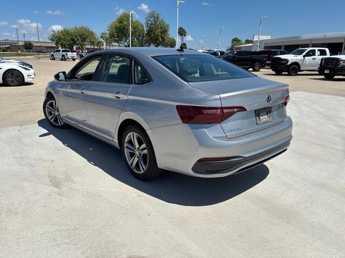 Used 2024 Volkswagen Jetta SE FWD image 5