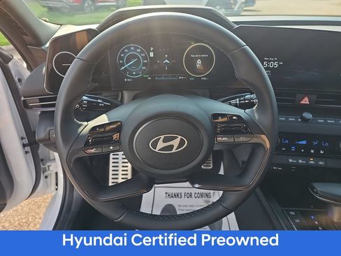 Certified 2025 Hyundai Elantra SEL FWD image 17