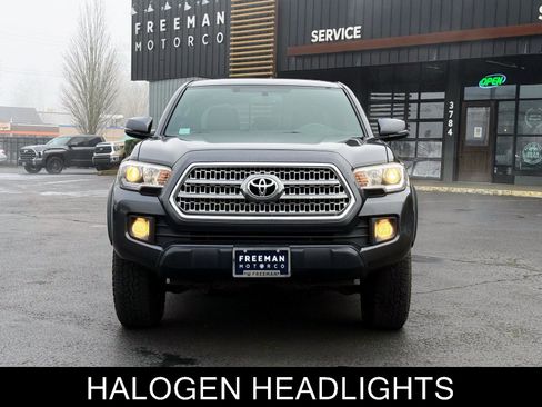 Used 2017 Toyota Tacoma TRD Off-Road image 3