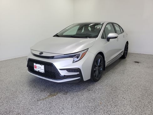 Used 2025 Toyota Corolla SE FWD image 2