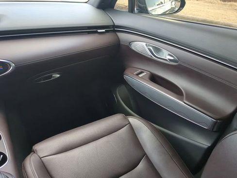 Used 2024 Genesis GV70 2.5T w/ Advanced Package image 16