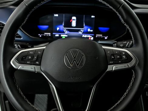 Certified 2023 Volkswagen Taos SE w/ Black Wheel Package FWD image 18