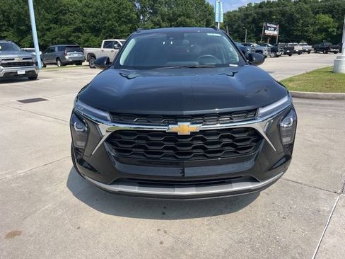 Used 2025 Chevrolet Trax LT w/ LT Convenience Package FWD image 11