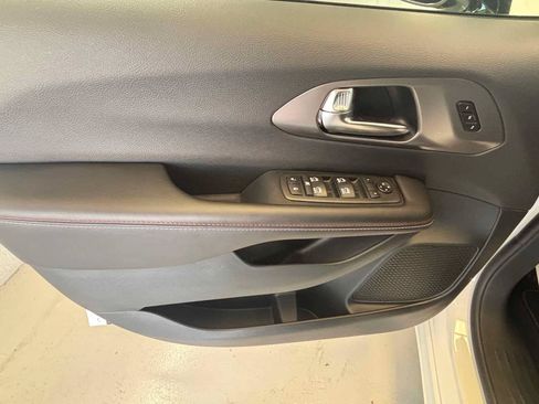 New 2027 Chrysler Pacifica Select FWD image 16