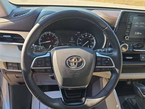 Used 2021 Toyota Highlander XLE image 21