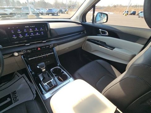 Used 2024 Kia Carnival EX image 30