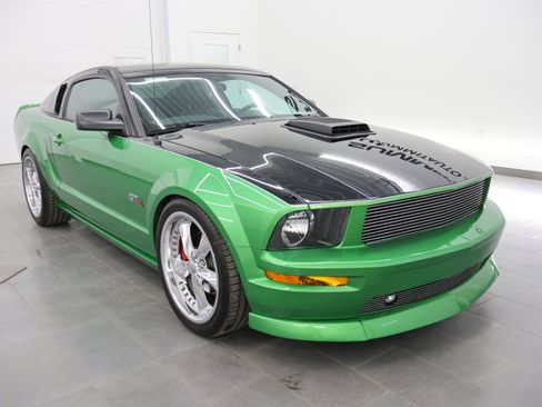 Used 2007 Ford Mustang GT RWD image 2