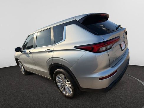 Used 2023 Mitsubishi Outlander ES FWD image 6